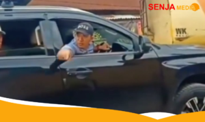 Pengemudi Mobil Hitam Trobos Antrean