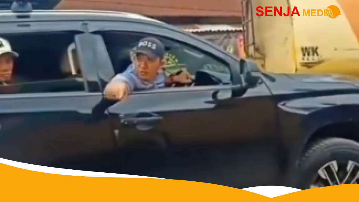 Pengemudi Mobil Hitam Trobos Antrean